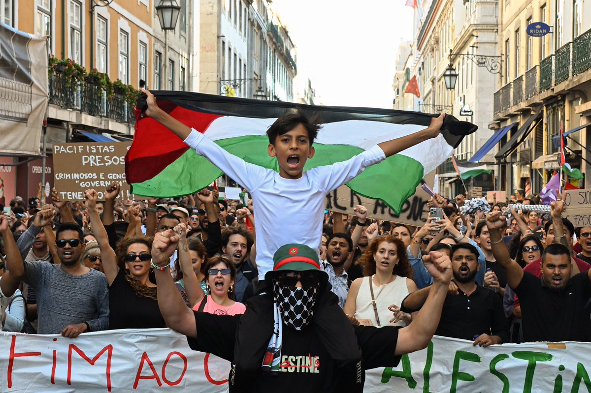 its_car0l__'s tweet photo. Manifestação pela libertação da flotilha
•04/10/2025
 #freepalesti̇ne #palestine #manifestação #manif #stopthegenocide #gaza #lisboa #martimmoniz #rossio https://t.co/nxdbteW7UA