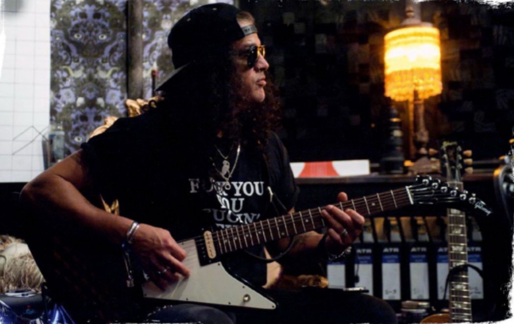 <a href="/Slash/">Slash</a> y una de sus Gibson Explorer en el estudio Barbarosa de <a href="/elvisliberace/">Mike Elvis Baskette</a> en Florida, USA, durante la grabación de "World On Fire"  📷 Créditos al fotógrafo.
.
#slash #florida #elvisbaskette #slashlegacywof