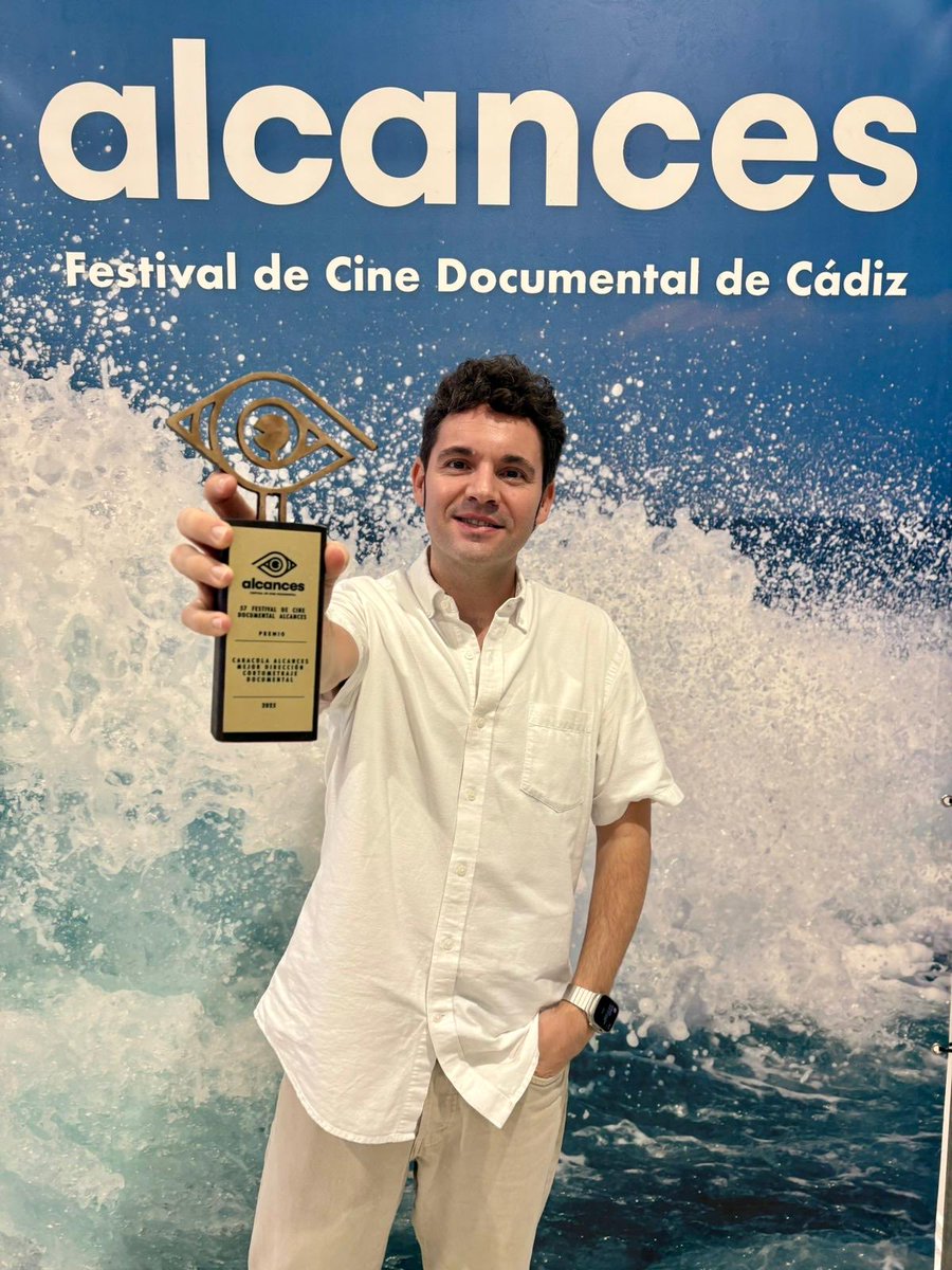 JosepFerra's tweet photo. Estam en ratxa amb el cinema a Esporles. Després de l'èxit d'Eixam al @atlantidamallorcafilmfest, ens arriba un nou èxit de @jaumecarrio amb el curtmetratge #lesimatgesarribarenatemps que compta amb el suport de l'Ajuntament d'Esporles. Jaume, enhorabona! Estam feliços. https://t.co/ax7awdO8Su
