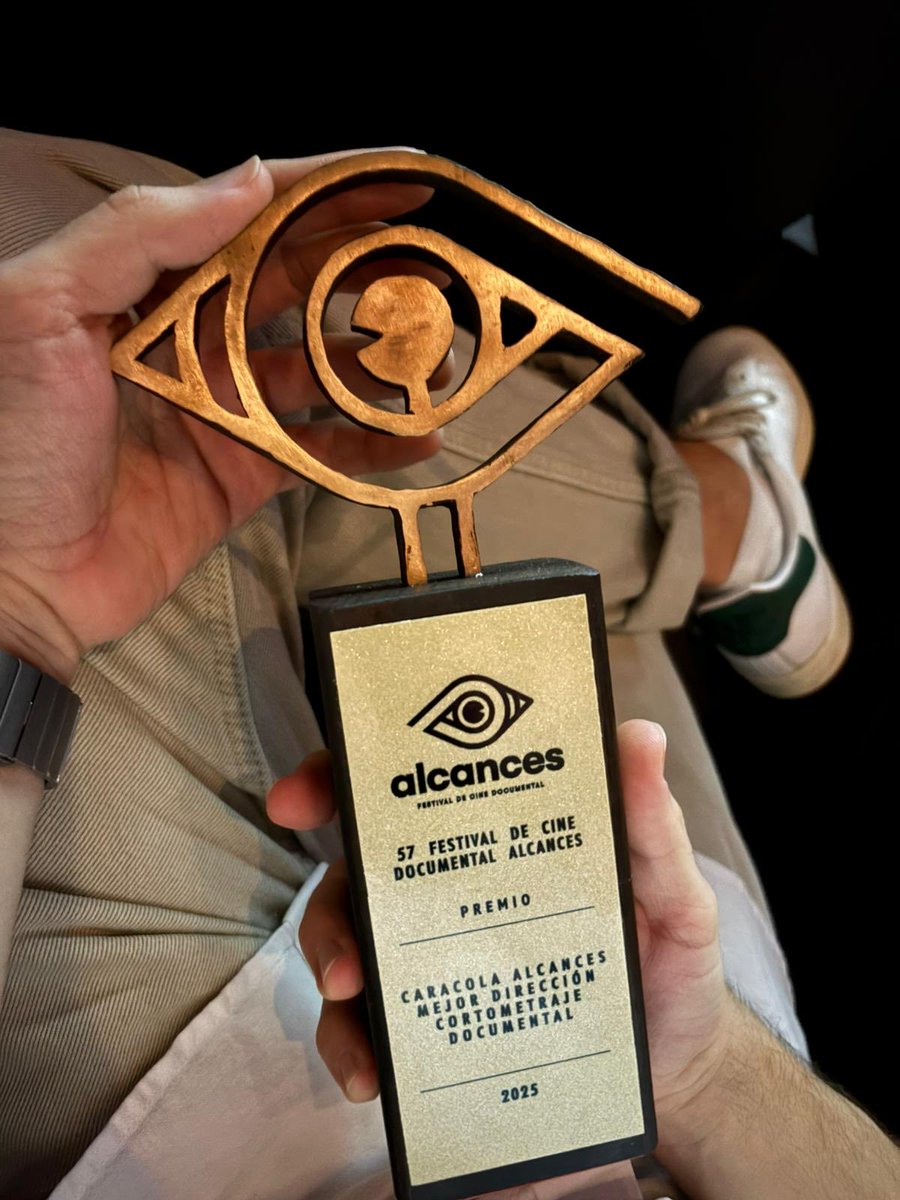 JosepFerra's tweet photo. Estam en ratxa amb el cinema a Esporles. Després de l'èxit d'Eixam al @atlantidamallorcafilmfest, ens arriba un nou èxit de @jaumecarrio amb el curtmetratge #lesimatgesarribarenatemps que compta amb el suport de l'Ajuntament d'Esporles. Jaume, enhorabona! Estam feliços. https://t.co/ax7awdO8Su