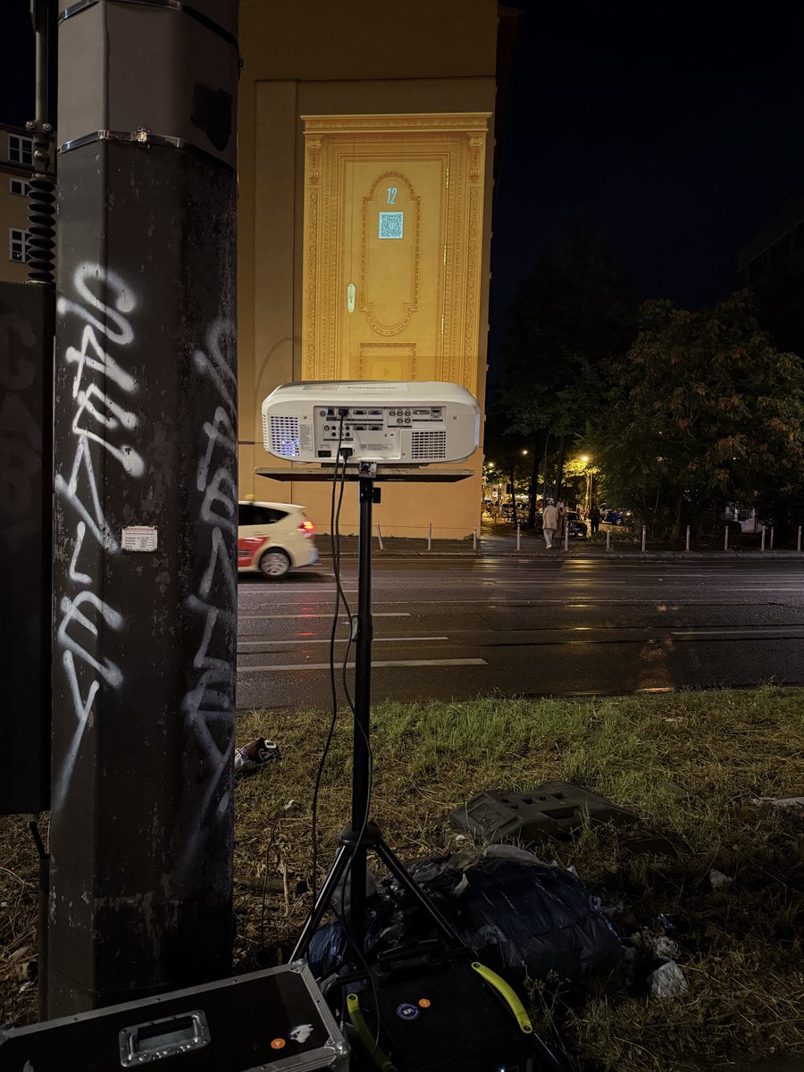 _Jolene_Jolene's tweet image. this is so random. they left the projector unsupervised hahahaaa. IN BERLIN 🤣 good luck 🫡