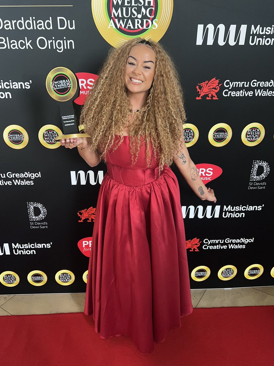 And the first ever Black Welsh Music Award and award for Trac Cymraeg Gorau / Best Welsh Language Track goes to…

Started learning Welsh 3 years ago to encourage more representation in Welsh language and more people to learn

Diolch i bawb a wnaeth hi'n bosibl
Cymraeg i bawb ❤️