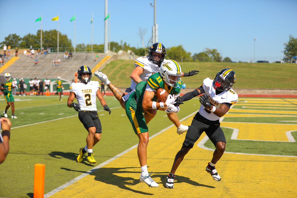 MOSOFootball's tweet photo. Isaiah Padello, are you serious‼️

Padello with the touchdown to wrap the opening half at Fred G. Hughes Stadium. https://t.co/OqN9pY0HB1