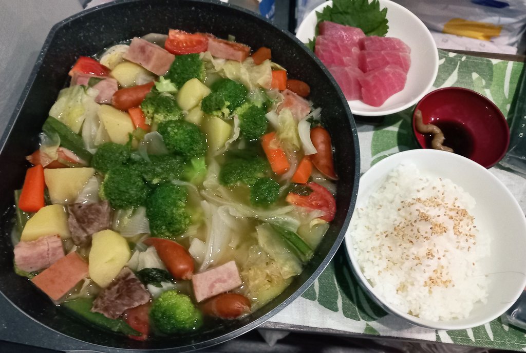 23Xtrail's tweet photo. 深夜の晩ごはん…  🎵

ポトフ(牛肉150g, 独ハム150g, 独ソーセージ100g)4人前、お造り… 😋

流石に量が多くて食べ切れず、残りは明日に繰り越します。 https://t.co/GfmO5npgsY