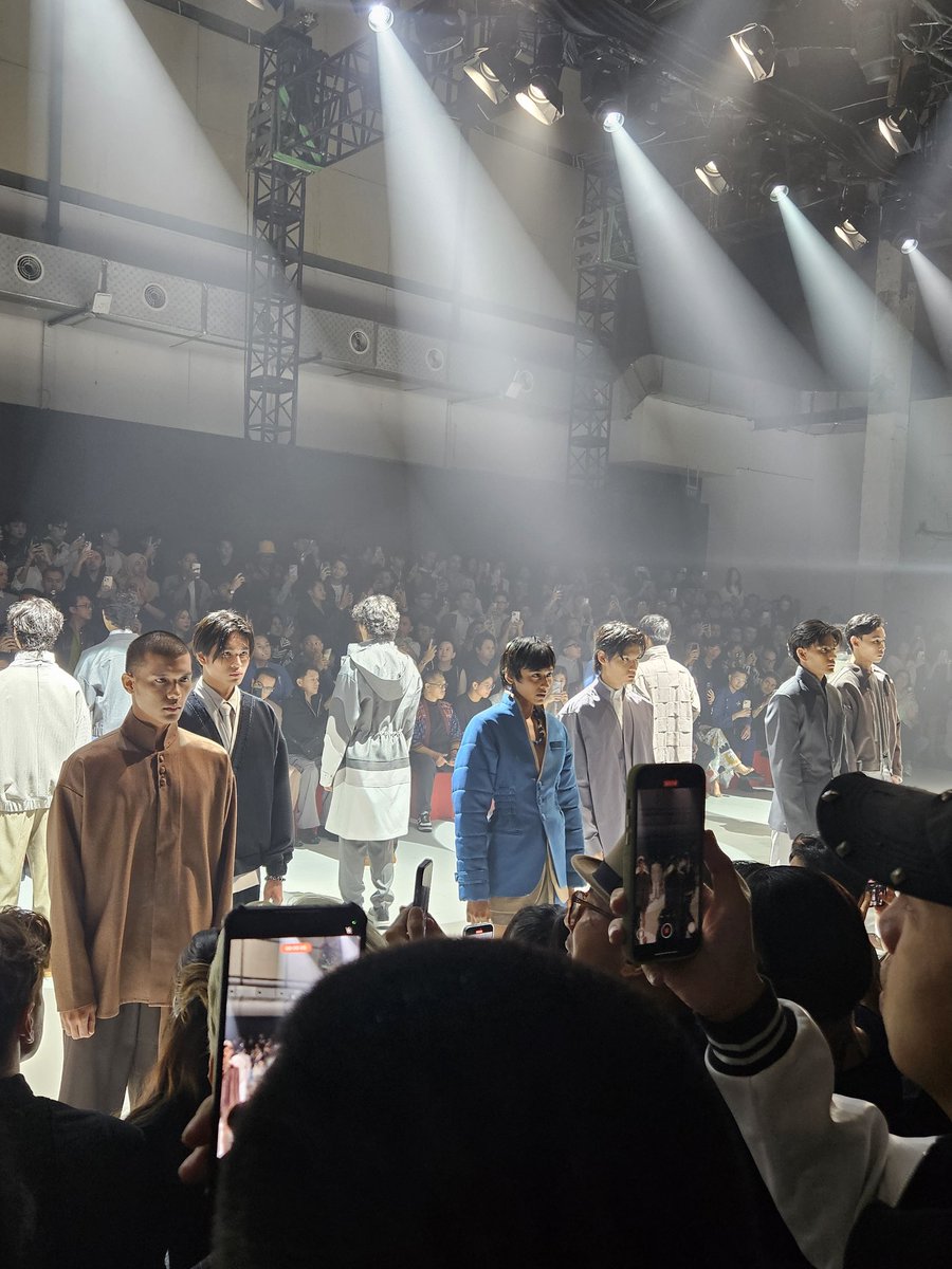 HidayatHHP's tweet photo. So proud 

Koleksi terbaru #TemmaPrasetio di #PlazaIndonesiaFashionWeek #PIFW 2025 keren pake banget... 

@plazaindonesia https://t.co/9IwtBOMdkl