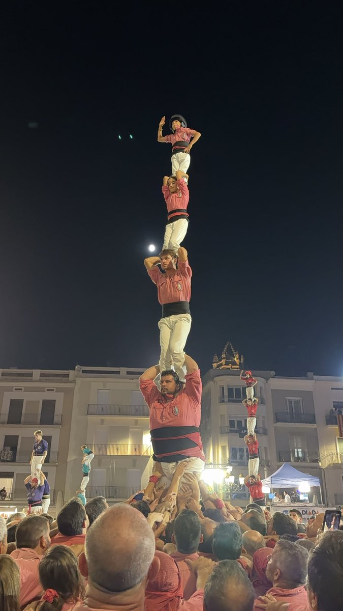 Acabem la diada amb un pilar de 5
#castells #collavella