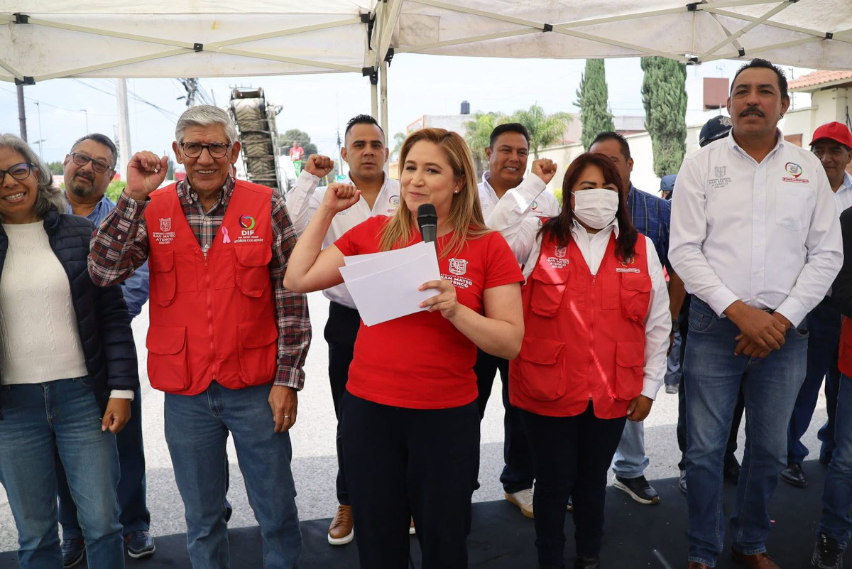 AGENCIAMVT's tweet image. #Política El Gobierno de San Mateo Atenco inició la #pavimentación con concreto hidráulico de la avenida 2 de Abril, obra que mejorará la movilidad, la seguridad vial y el desarrollo urbano del municipio. mvt.com.mx/inicia-gobiern… @AGENCIAMVT @SanMateoAGob