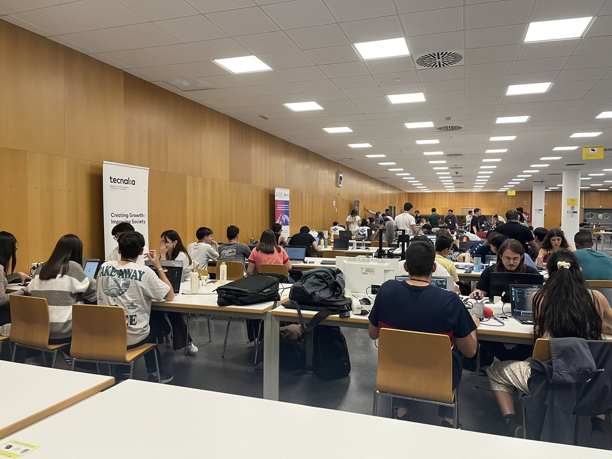 Gabriel__Aznar's tweet photo. Más de 100 chavales han comenzado los Pilares en Zaragoza tratando de resolver una serie de retos propuestos por la NASA en el International #SpaceApps Challenge. Mucho talento y pasión por la ingeniería entre todos estos jóvenes, hay esperanza!! https://t.co/uG0Wm4enta