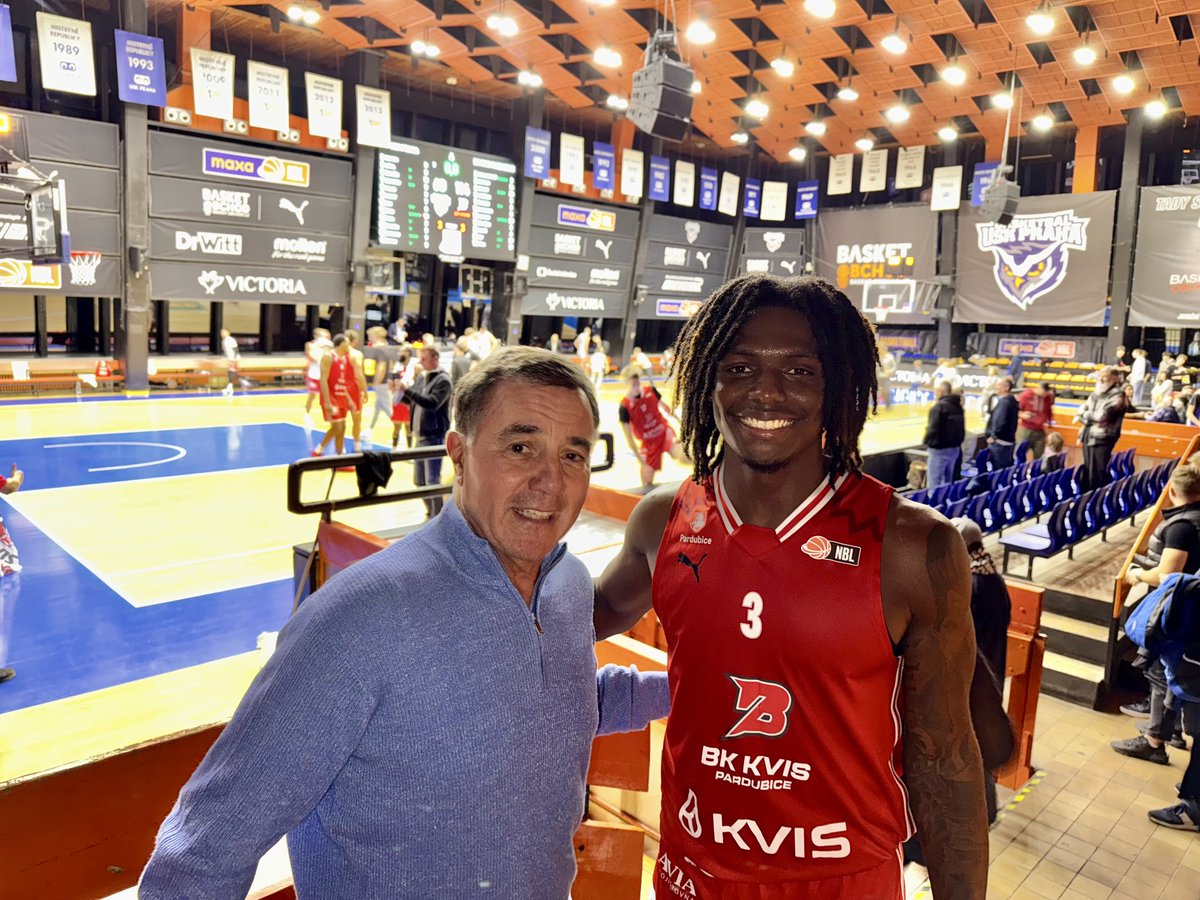 franfraschilla's tweet image. The basketball world is only 2 blocks long. Tonight at @USKPraha game in Prague, saw my friend, @bartonlubos
@Valpobasketball all-time great, @GoMocsMBB star,
@Bonham_trey, Levell Sanders, @BinghamtonUMBB coach & Pardubice stars,
@iamzedkey & @WhoGotJoe4.🏀🇨🇿❤️