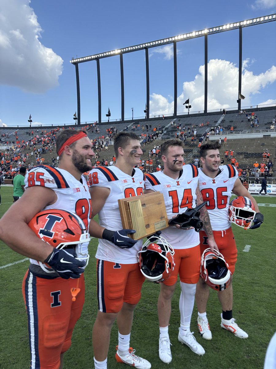 #Illini tight ends with the trophy
