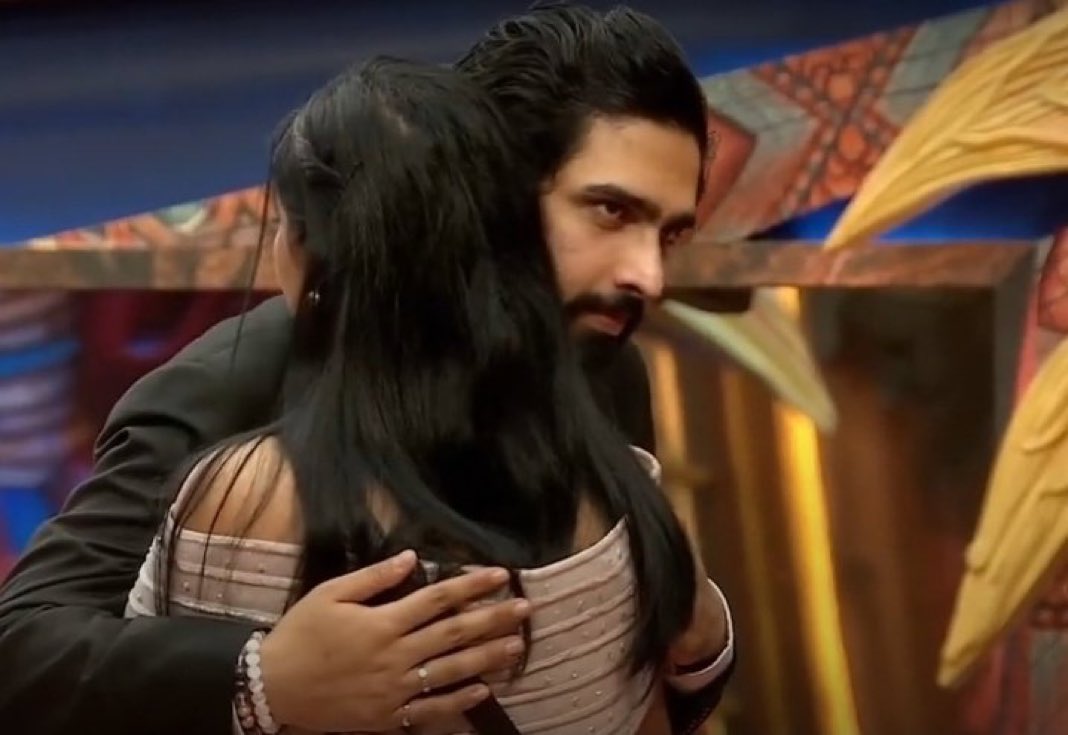 MithiMirchi10's tweet photo. People are falling for these two as a couple. 🙄 Tells me how starved you are of romance in your real life when you start shipping these two fraudsters. #BB19 #BiggBoss19
This is what they really are 👇 https://t.co/tln9ETqMPD