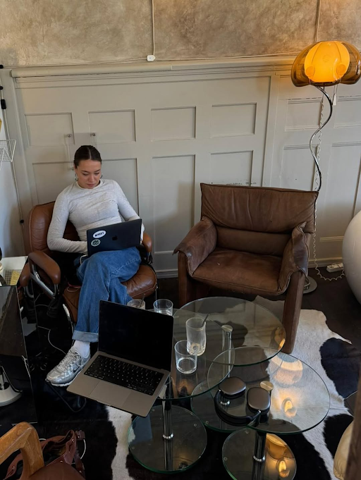 Samantha4757576's tweet image. Officially accepting applications for someone to bring me coffee. This laptop isn&apos;t going to scroll itself! ☕️ #workmode #coffeeshopvibes