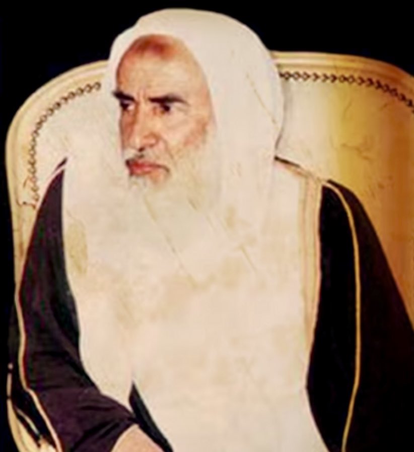 DR_m_almarool's tweet image. #حكايالوجيا 

ذكر الشيخ إبراهيم بن حمد الجطيلي رحمه الله 
أنه لما تم تجديد جامع عنيزة 
الكبير في المجلس في وسط عنيزة صلّى فيه الشيخ محمد بن عثيمين رحمه الله وبعد أن فرغ من الصلاة قال لمجموعة من الحضور 
مارأيكم بمنارة المسجد الطين 
فقلت له : هل إذا كَبُرتْ أُمْ الرجل يلقيها…