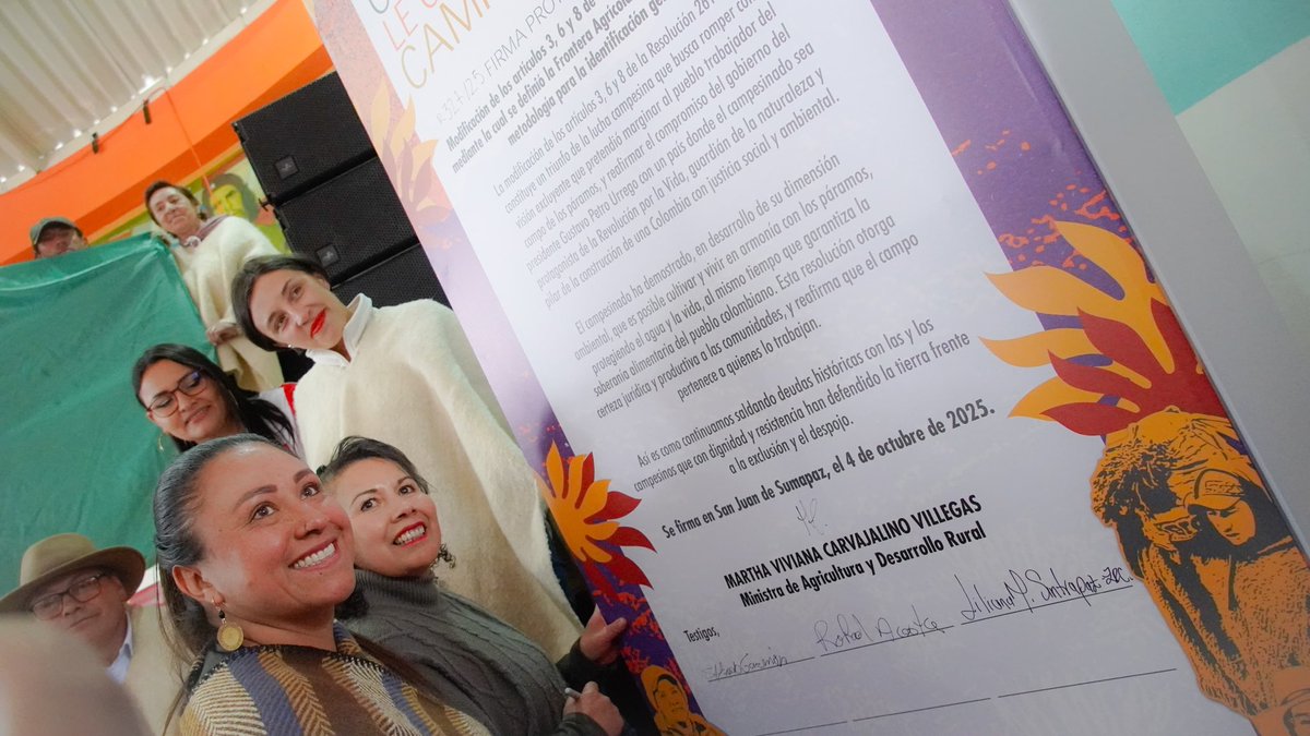 ¡Firmamos oficialmente la modificación de los artículos 3, 6 y 8 de la Resolución 261 de 2018! 📜✍🏾
La ministra <a href="/MCarvajalinoV/">Martha Carvajalino</a> lideró este acto en San Juan de Sumapaz, 🏔️ corazón de la Revolución Agraria, 🌱en presencia de campesinos y campesinas 👩🏻‍🌾👨🏽‍🌾 que hoy encuentran una