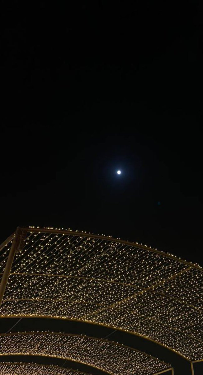 يا مرحبّا و أقلط بصدري و أخذ لك عمر
    لا بارك الله بـ دنيانا و صكاتها

أنت أجمل إنسان ، و أجمل قمر
و أنت أجمل من الحياة و من ملذاتها