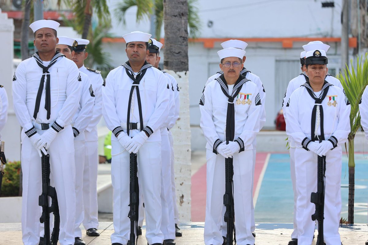 En el Aniversario de la Creación de la Armada de México, la presidenta municipal de Isla Mujeres, Atenea Gómez, encabezó la ceremonia acompañada del Almirante Guadalupe Juan José Bernal, Comandante de la Quinta Región Naval. turquesanews.mx/isla-mujeres/i…