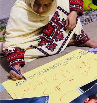 SabihaBaloch_'s tweet photo. شبیر بلوچ، ایک نوجوان طالب علم رہنما، نو سال قبل جبری گمشدگی کا نشانہ بنایا گیا۔ نو سال گزر جانے کے باوجود ریاست نہ تو اس پر کوئی جرم ثابت کر سکی اور نہ ہی اسے رہا کر سکی۔

شبیر بلوچ کی بہن، سیما، گزشتہ نو برسوں سے اس کی بازیابی کے لیے جدوجہد کر رہی ہیں۔ اپنی پُرامن کوششوں کے باوجود وہ بارہا تشدد اور ہراسانی کا نشانہ بنی ہیں۔ آج جب سیما سوال اٹھاتی ہیں، تو وہ حق پر ہیں۔ آج جب زرینہ سوال کرتی ہیں، تو وہ بھی حق پر ہیں۔ اگر کوئی مجرم ہے تو وہ ریاست ہے، جو اس خاندان کو نو سال کے انتظار، نو سال کی تنہائی اور نو سال کی نامعلوم قید کا صدمہ دے چکی ہے۔

جبری گمشدگی کا دکھ ناقابلِ بیان اذیت ہے۔ یہ وقت ہے کہ ہم جبری گمشدہ افراد کی آواز بنیں اور ان کے لواحقین کے ساتھ کھڑے ہوں،اس انتظار کے بغیر کہ یہ تکلیف کل خود ہمارے دروازے پر دستک دے۔

شبیر بلوچ اور تمام جبری گمشدہ افراد کو فوری طور پر بازیاب کیا جائے۔
#SaveShabirBaloch