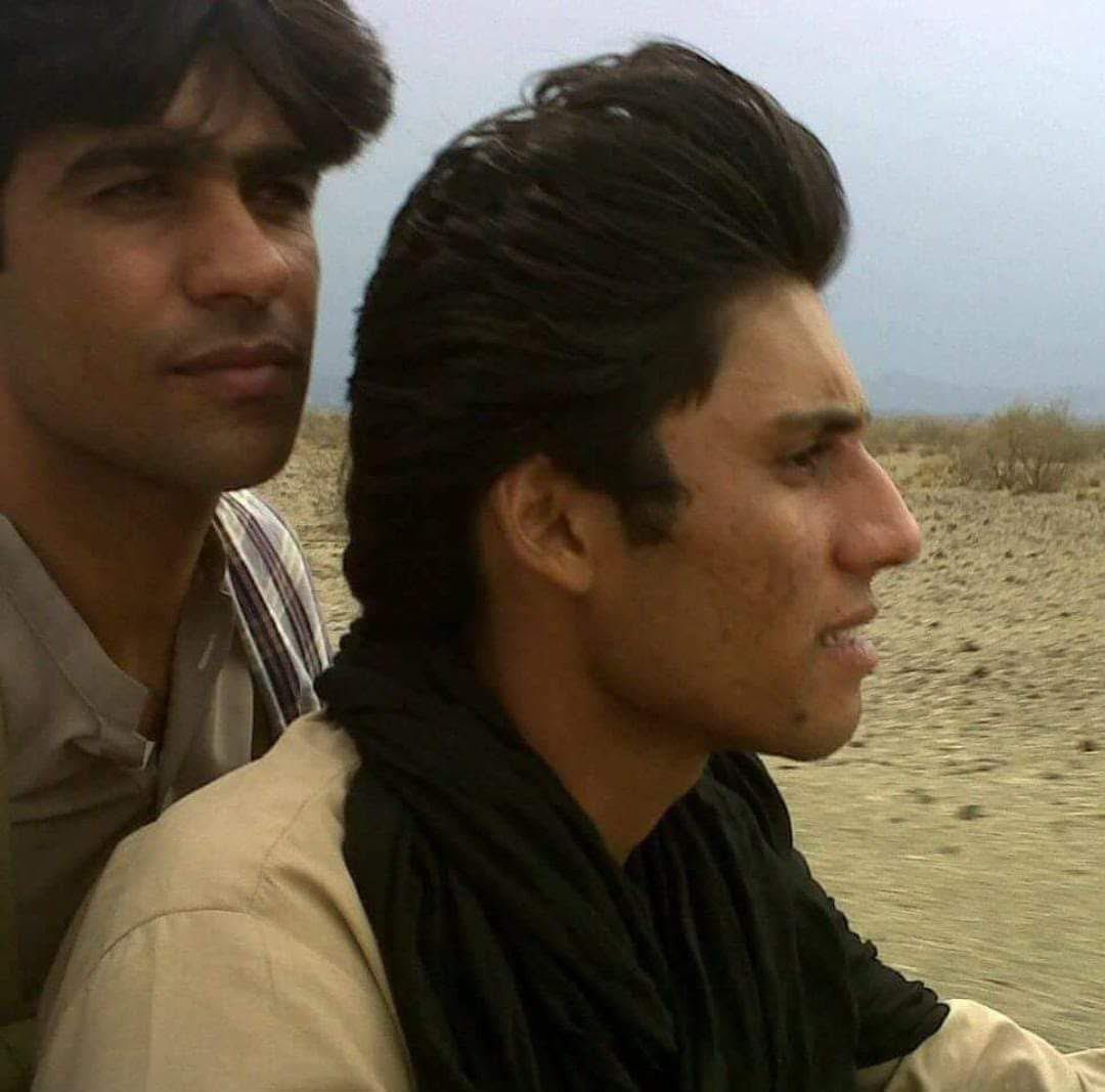 SabihaBaloch_'s tweet photo. شبیر بلوچ، ایک نوجوان طالب علم رہنما، نو سال قبل جبری گمشدگی کا نشانہ بنایا گیا۔ نو سال گزر جانے کے باوجود ریاست نہ تو اس پر کوئی جرم ثابت کر سکی اور نہ ہی اسے رہا کر سکی۔

شبیر بلوچ کی بہن، سیما، گزشتہ نو برسوں سے اس کی بازیابی کے لیے جدوجہد کر رہی ہیں۔ اپنی پُرامن کوششوں کے باوجود وہ بارہا تشدد اور ہراسانی کا نشانہ بنی ہیں۔ آج جب سیما سوال اٹھاتی ہیں، تو وہ حق پر ہیں۔ آج جب زرینہ سوال کرتی ہیں، تو وہ بھی حق پر ہیں۔ اگر کوئی مجرم ہے تو وہ ریاست ہے، جو اس خاندان کو نو سال کے انتظار، نو سال کی تنہائی اور نو سال کی نامعلوم قید کا صدمہ دے چکی ہے۔

جبری گمشدگی کا دکھ ناقابلِ بیان اذیت ہے۔ یہ وقت ہے کہ ہم جبری گمشدہ افراد کی آواز بنیں اور ان کے لواحقین کے ساتھ کھڑے ہوں،اس انتظار کے بغیر کہ یہ تکلیف کل خود ہمارے دروازے پر دستک دے۔

شبیر بلوچ اور تمام جبری گمشدہ افراد کو فوری طور پر بازیاب کیا جائے۔
#SaveShabirBaloch