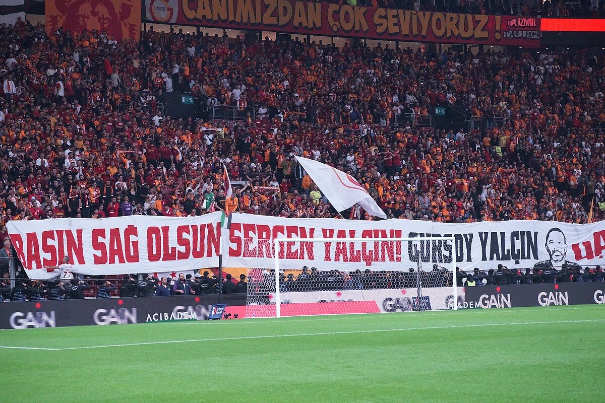 Sergen Yalçın: “Galatasaray camiasına teşekkür ederim. Maç öncesinde rahmetli kardeşimle ilgili pankart açmışlar. İnsanlık, 3 puandan daha önemli. Hepsine çok teşekkür ederim.”