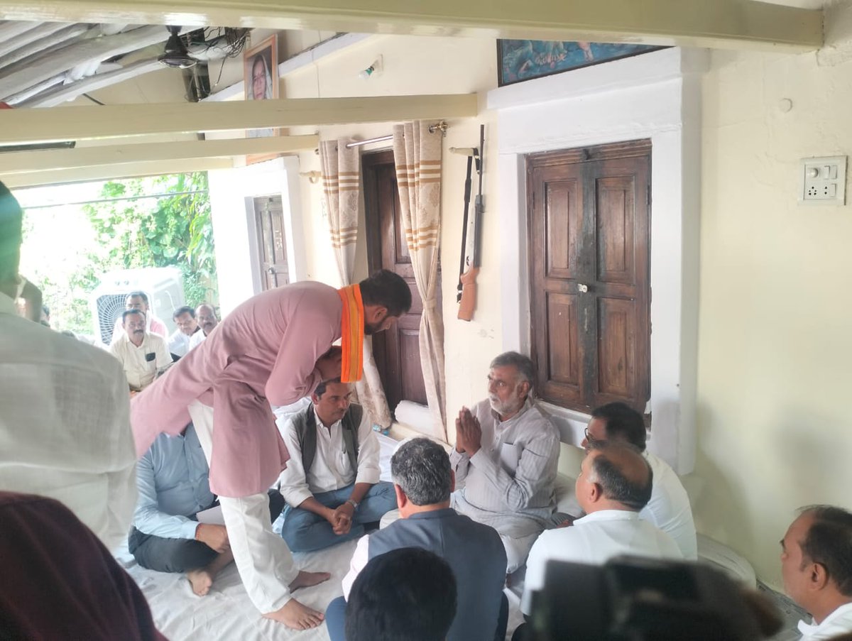 म.प्र.शासन के केबिनेट मंत्री मान. प्रहलाद सिंह पटेल जी की माँ श्रीमती यशोदा बाई पटेल जी के देवलोकगमन उपरांत गोटेगाँव (श्रीधाम, नरसिंहपुर) स्थित निज निवास जाकर माताजी के छायाचित्र पर पुष्पांजलि कर श्रद्धांजलि दी।
<a href="/prahladspatel/">Prahlad Singh Patel ( वृक्ष से जल, जल से जीवन)</a>