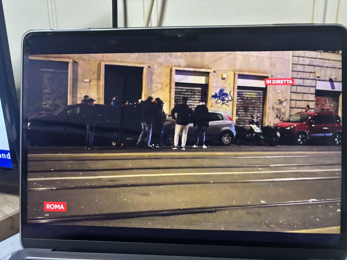 Atz9791's tweet photo. Intanto sotto Casa Pound le guardie difendono… @GiorgiaMeloni @matteosalvinimi @Antonio_Tajani @welikeduel https://t.co/9EzsdLzrJd