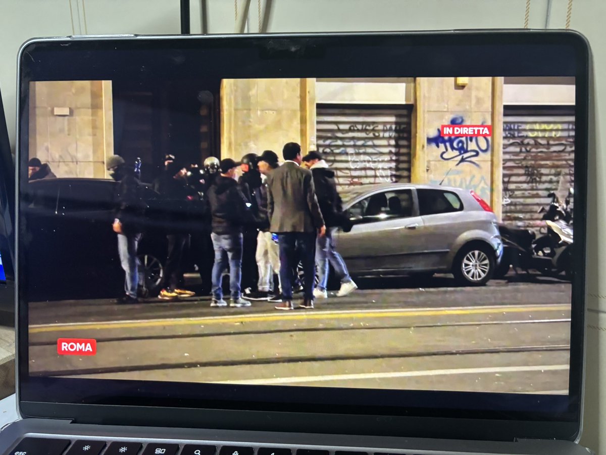 Atz9791's tweet photo. Intanto sotto Casa Pound le guardie difendono… @GiorgiaMeloni @matteosalvinimi @Antonio_Tajani @welikeduel https://t.co/9EzsdLzrJd