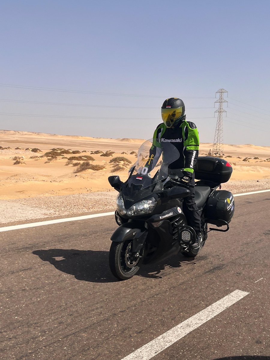 CrossEgypt's tweet image. Cutting through the desert! 
Participants are almost to the hotel.
#CEC2025 #CrossEgyptChallenge #FIM #ExperienceEgypt