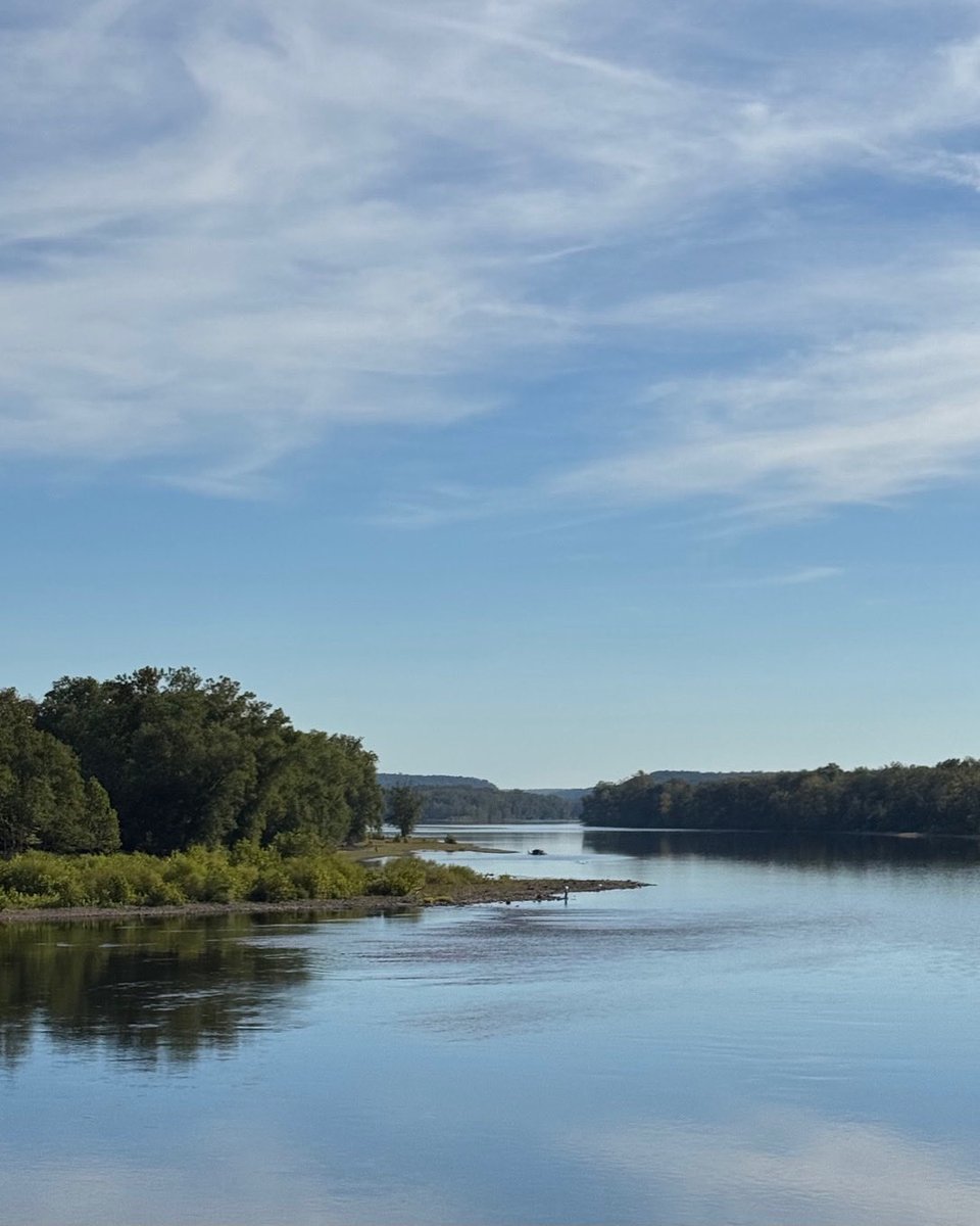 Warm sunny day for a stroll down by the river ☀️ @frenchtownnj #delawareriver 79° with a cool breeze 🎈