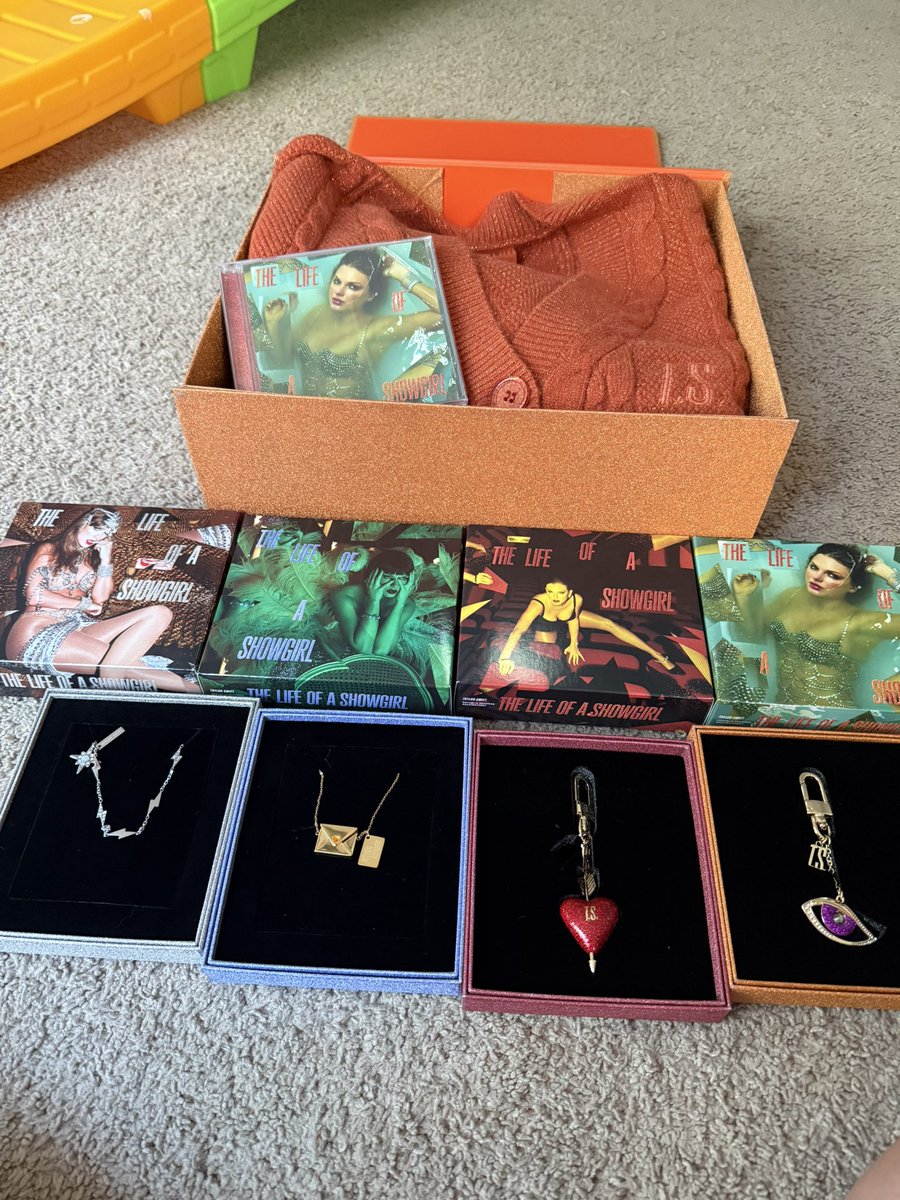 Kelbe114's tweet photo. Happy Swifitie Mail Day. They’re all so pretty. @taylornation13 @taylorswift13 #TSTheLifeOfAShowGirl https://t.co/5S9yy1VHoI