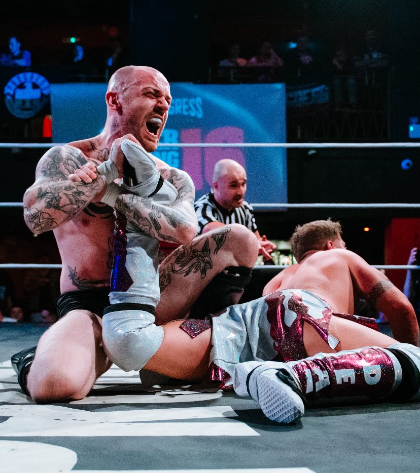 wresadam's tweet photo. Give it up fucker - or I'll break your fucking ankle!!! Pro Wrestling is so fucking hot!!!
#prowrestling #wrestling #wrestlers #prowrestlers #wrestlingfetish #gaywrestling #hot #trunks #bulge #bulgemen #gay #thicc #stud #submission #anklelock https://t.co/BDm2edR9KI