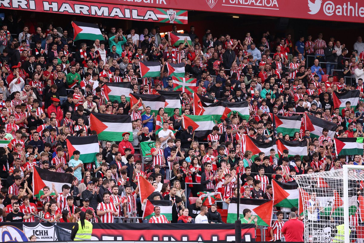 gundem7x24's tweet photo. Athletic Bilbao taraftarları, Mallorca maçı öncesi tribünlerden Filistin'e detek verdi. https://t.co/SOeif33kXA