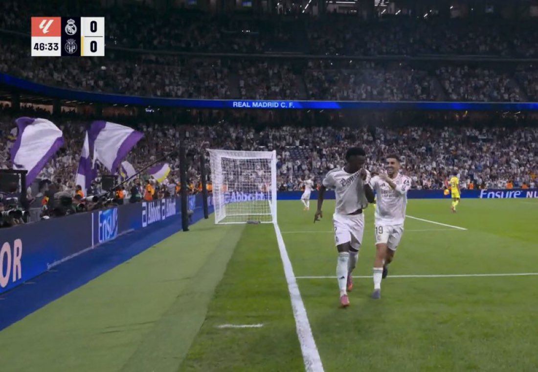 ElInmortal____'s tweet photo. No hay gol de Vinicius en que no se bese el escudo.

Y aún así hay "madridistas" que dicen que no ama al Real Madrid. https://t.co/glIj1lEwlE