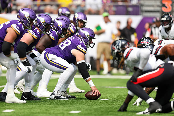 AdamSchefter's tweet photo. Vikings placed Ryan Kelly on injured reserve after he suffered his second concussion of the season last week. Kelly also had multiple concussions in Indianapolis. He now will be out a minimum of four weeks. https://t.co/NxZa03IJkv
