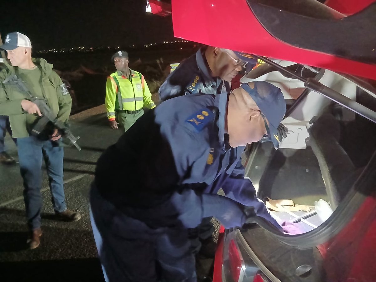 SAPoliceService's tweet image. #sapsGP #SAPS Gauteng PC, Lt Gen Tommy Mthombeni is leading the multidisciplinary #OperationShanela II law enforcement team and stakeholders at a roadblock in the West Rand district.

The number of people arrested so far include , 28 undocumented persons, 23 for driving under the…