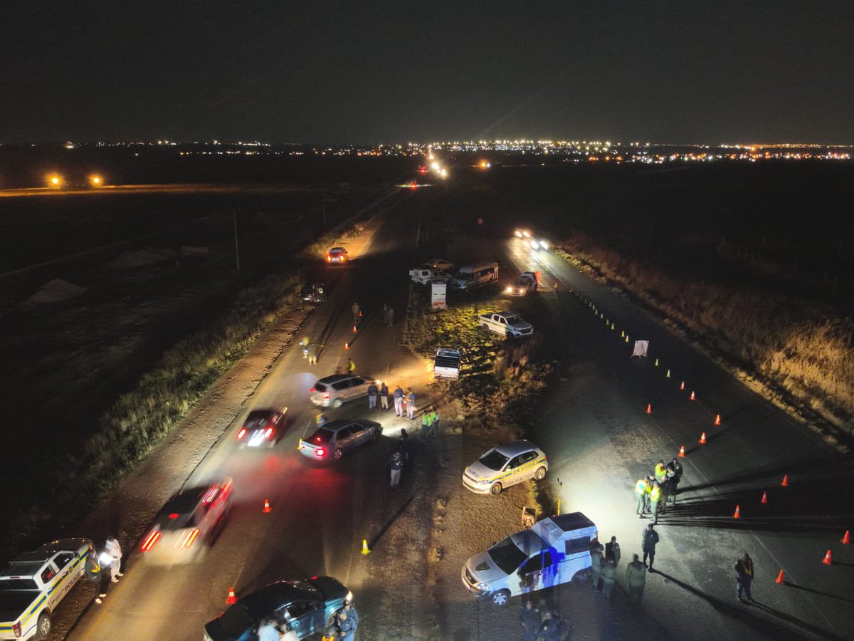 SAPoliceService's tweet image. #sapsGP #SAPS Gauteng PC, Lt Gen Tommy Mthombeni is leading the multidisciplinary #OperationShanela II law enforcement team and stakeholders at a roadblock in the West Rand district.

The number of people arrested so far include , 28 undocumented persons, 23 for driving under the…