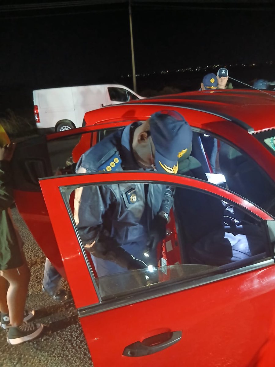 SAPoliceService's tweet image. #sapsGP #SAPS Gauteng PC, Lt Gen Tommy Mthombeni is leading the multidisciplinary #OperationShanela II law enforcement team and stakeholders at a roadblock in the West Rand district.

The number of people arrested so far include , 28 undocumented persons, 23 for driving under the…