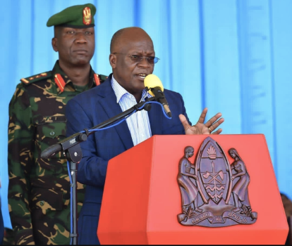 lifeofmshaba's tweet photo. Samia hapa ndipo mnachemka vibaya sana na kutoonyesha mnataka kutumia SURA ya Benard kupoteza hoja kwamba Magufuli alishambuliwa na wana mtandao, mambo kama haya mnafanya wanafanya watu wenye Hati

Kwa nini leo wakati kuna Capt Tesha na Polepole wanasema Magufuli ameuwawa nyii mnamweka Benard kujibi hoja zao kwamba wanafanya Harakati na siasa!!?
Wakati yeye ndiye alikuwa mlinzi wa Magufuli moja kwa moja ni shahidi muhimu kama kuna uchunguzi sasa hii kuzungumzia suala hili hilo sio kujaribu kuficha kitu?

JWTZ mnaruhusu vipi Benard kuzungumzia haya mambo yanayomgusa kwenye majukumu yake?

Kuna kosa lolote kuwa mwana siasa au mwanaharakati? kwa nini jeshi linakemea harakati?

Benard kimaadili kaa mbali na suala linalohusu tuhuma za Magufuli kuuwawa, kuzijibu unatupatia maswali mengi na mashaka, wanakuweka hapo kama image kujaribu kuadaa umma kwamba hakuna lolote maana mbona huko nao, hii ni kununua sura yako kujisafisha, acha mara moja huu mchezo unachezeshwa hapo kama umeamua kuzungumza basi zungumza wazi wazi kuhusu kifo cha Magufuli na utuambie siku hiyo kulitokea nini, kama uwezi kaa kimya