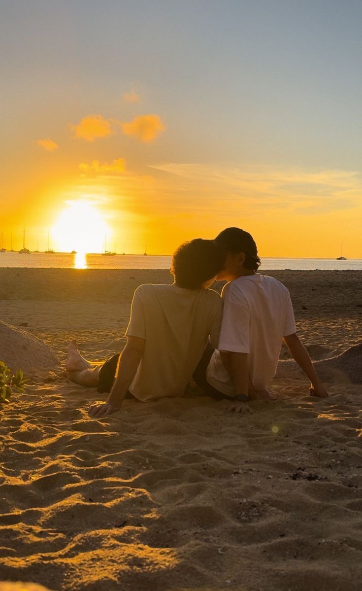 закаты на Сардинии! и обещанные поцелуи) 
благодарю тебя, моя любовь, за эти мгновения и за эти чувства 🤍