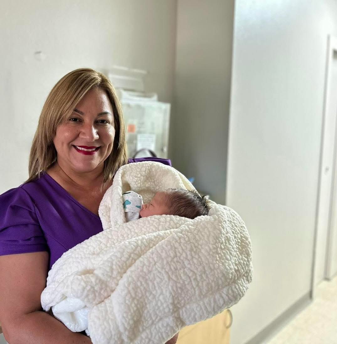 Les comparto un momento hermoso, recibiendo a mi tercer nieto Mateo gracias a la Bendición de Dios.  ❤️