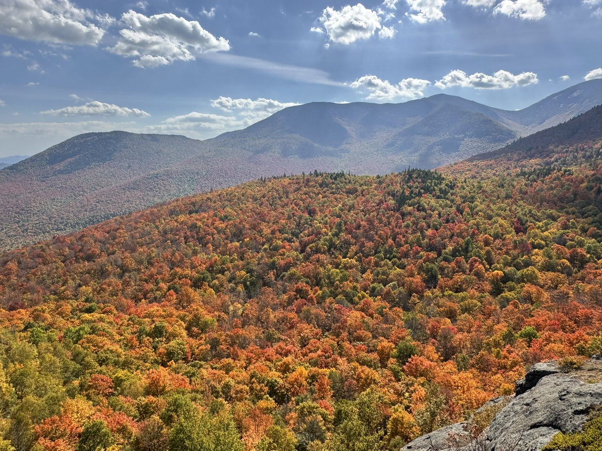 TommyHornWX1's tweet photo. Eastern Adirondacks Vs Western Adirondacks taken this weekend! Still some good color on the eastern slopes. https://t.co/zmLA0Ksdyd