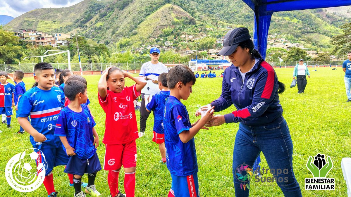 SemillasMicay's tweet photo. ❤️🤍💙 Gracias por vivir con nosotros el Día Familiar –“Deporte con Propósito: Caminos de Paz”
🌟Fue una jornada llena de alegría, unión y aprendizajes, donde niños, jóvenes y padres compartieron a través del juego, el deporte y la reflexión.
@naya_gutierrezP  @ICBFColombia https://t.co/pw5dHb8YVi