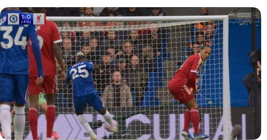 CGFox92's tweet photo. You can't compare him ever to @JohnTerry26 🤣🤣🤣 https://t.co/k7fZCC64Rn