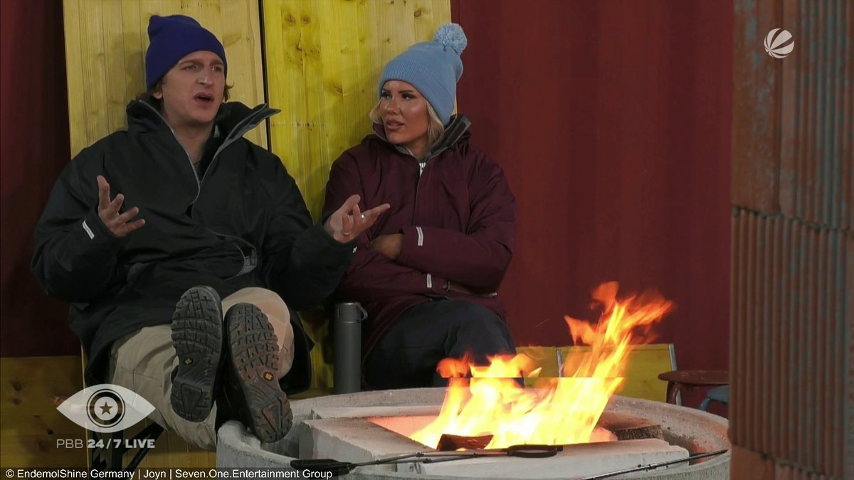 BB hat zur ersten Nachwache-Schicht gerufen. Eric &amp; Laura sind als erstes dran. Laura befragt ihn nach dem Content und was er vor Social-Media gemacht hat. #PromiBB