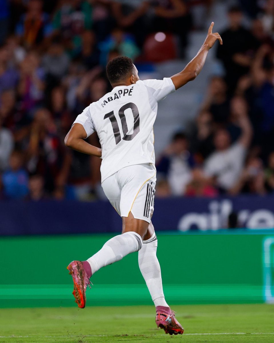 🚨🚨🚨🚨🚨🚨🚨🚨🚨 ارقام جنونية!!!!!!

كيليان مبابي مع ريال مدريد بجميع البطولات 😱🤯🤍

• 69 مباراة
• 64 مساهمة
• 57 هدف
• 7 اسيست

✅ ساهم في الليغا
✅ ساهم في كأس الملك
✅ ساهم في كأس القارات
✅ ساهم في السوبر الاسباني
✅ ساهم في السوبر الاوروبي
✅ ساهم في دوري ابطال