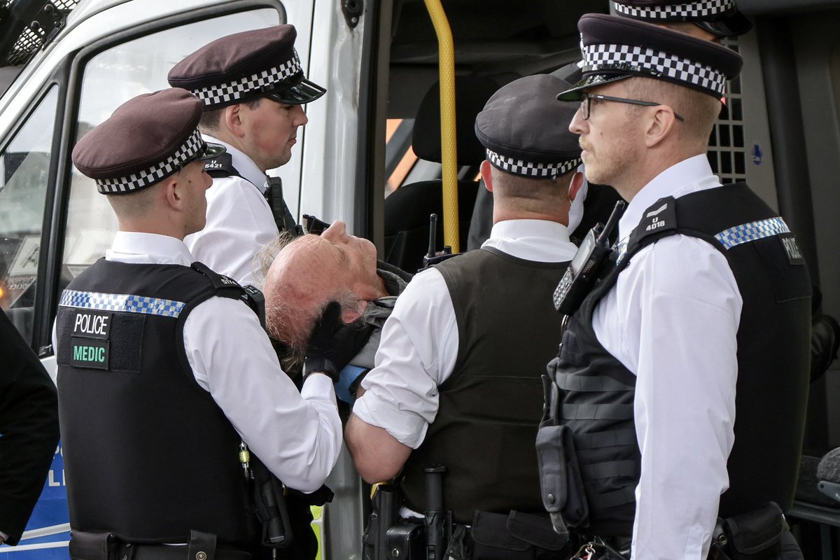 Dinendra_Haria's tweet photo. Police officers detain protesters in Trafalgar Square, London, during a mass ‘Lift the Ban’ protest.
#lifttheban #londonprotest #freepalestinian #londondemonstration #protesters #trafalgarsquare https://t.co/JMvL8SSr4W