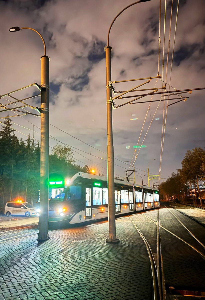 tahirbuyukakin's tweet photo. Madem ilk galibiyetimizi aldık, bu mutluluğu bir de müjdeyle taçlandıralım: Geldik, stadyumdayız! 🚉 Alikahya Stadyum Tramvay Hattımızın enerji testlerini başarıyla tamamladık, hayırlı olsun. https://t.co/gAyeSmqR59