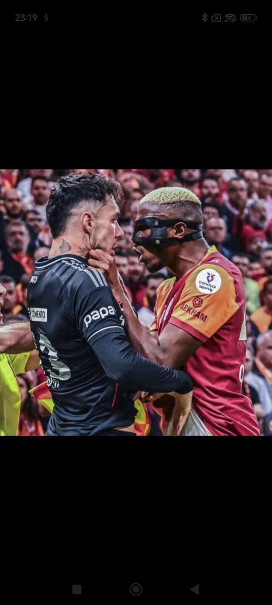 83Cakal's tweet photo. @tasimtanjur burda  turuncu kirmizili arkadaş siyah beyazlı arkadaşın bademciğini mi aliyor normal bir oparasyon mu bu olay? https://t.co/lY1VLLurHX