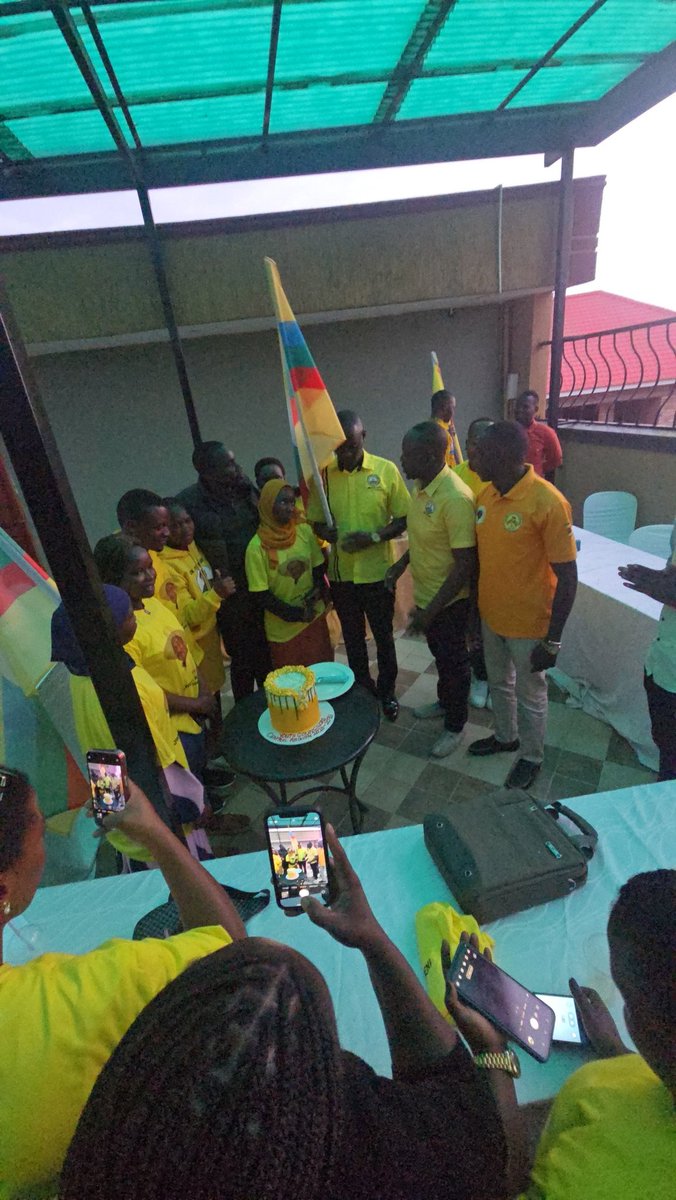 NrmBuganda's tweet image. NRM Youth League leaders met with NRM Youth Councillor flag bearers from Buganda Region to strategize on mobilizing support for President Museveni and securing an 80% victory in the 2026 elections.

The councillors requested direct involvement in the mobilization efforts.