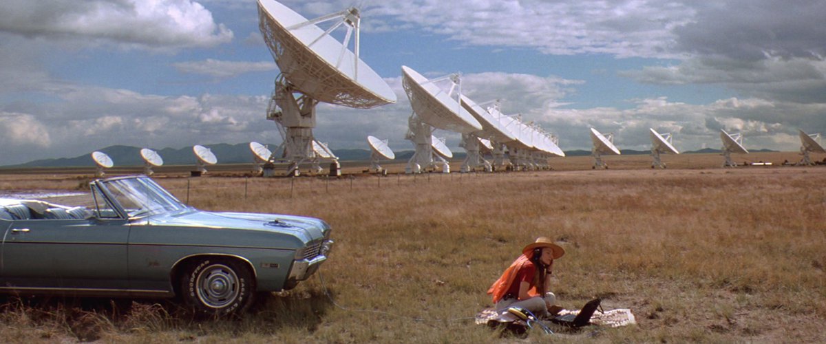 JackOCine's tweet image. #Contact déjoue les attentes du genre en troquant la conquête intersidérale contre celle de l’invisible. Robert Zemeckis y fait de l’imaginaire un moteur d’exploration plus puissant que n’importe quelle fusée, rappelant que le plus lointain voyage commence souvent ici-bas.