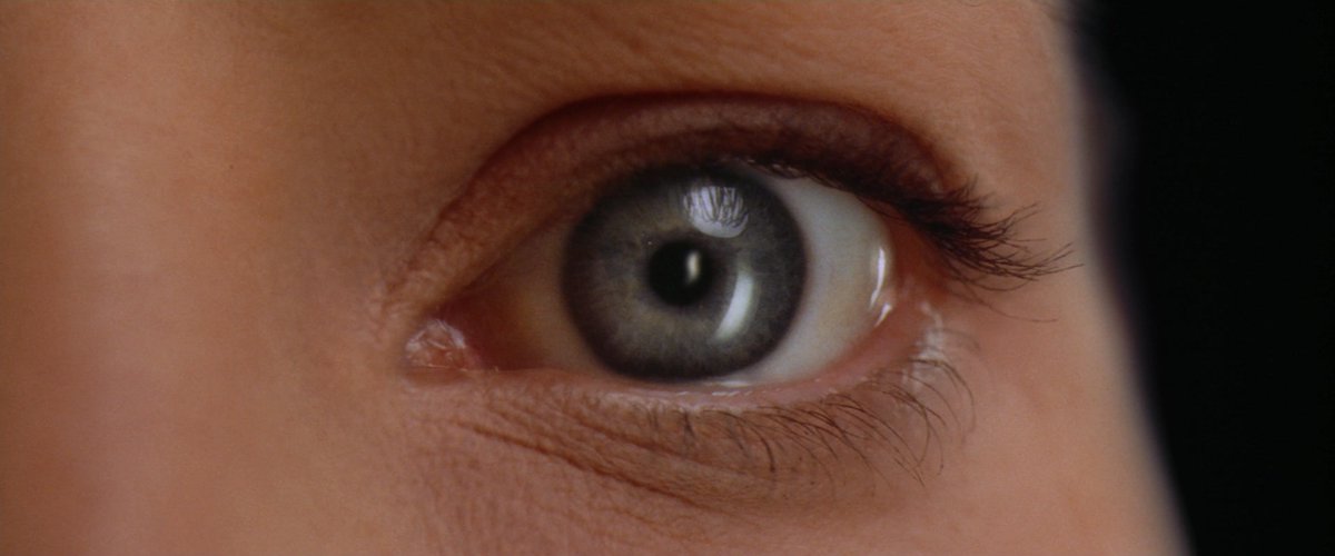 JackOCine's tweet image. #Contact déjoue les attentes du genre en troquant la conquête intersidérale contre celle de l’invisible. Robert Zemeckis y fait de l’imaginaire un moteur d’exploration plus puissant que n’importe quelle fusée, rappelant que le plus lointain voyage commence souvent ici-bas.